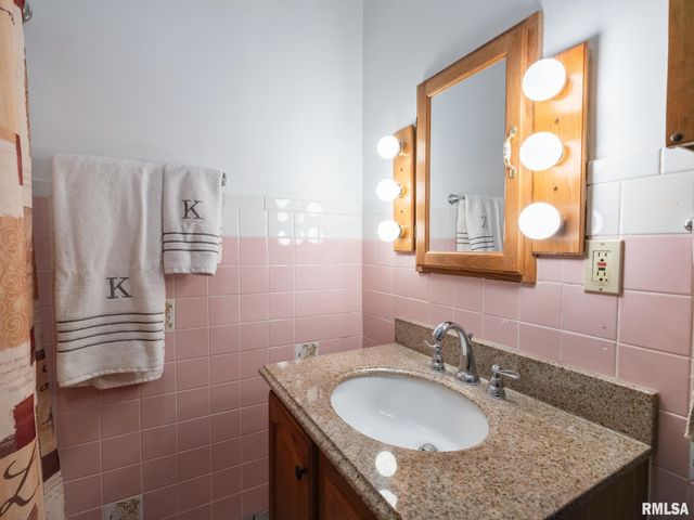 820 W SHENANDOAH Drive, Peoria, IL 61614