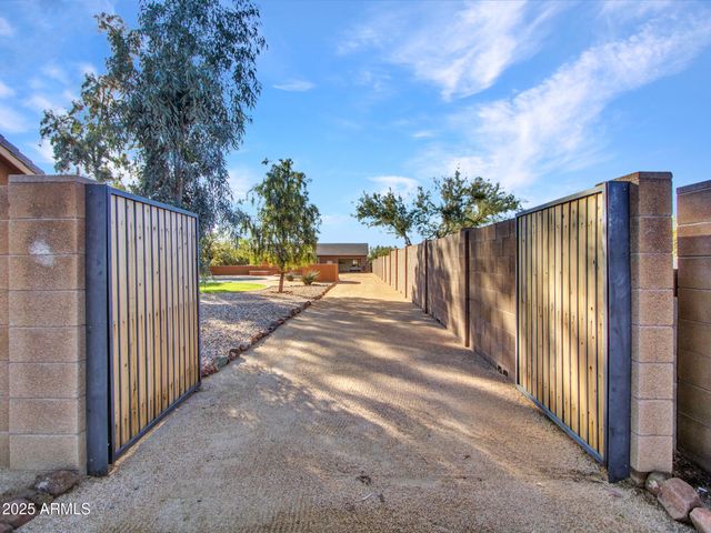 1703 E MADDOCK Road, Phoenix, AZ 85086