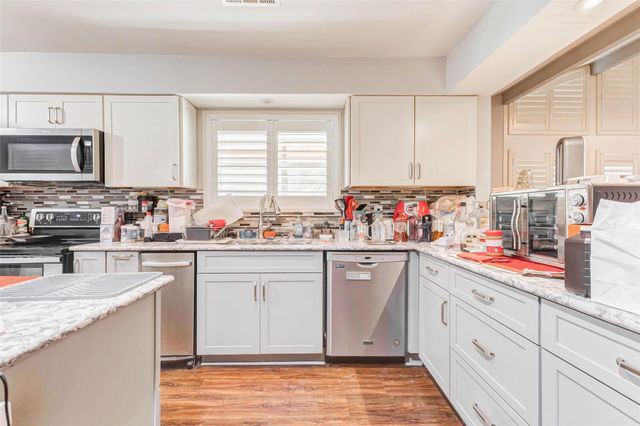 604 N Clear Creek Drive, Friendswood, TX 77546