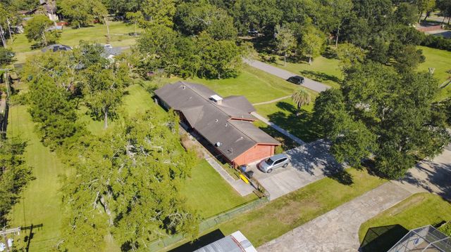 604 N Clear Creek Drive, Friendswood, TX 77546