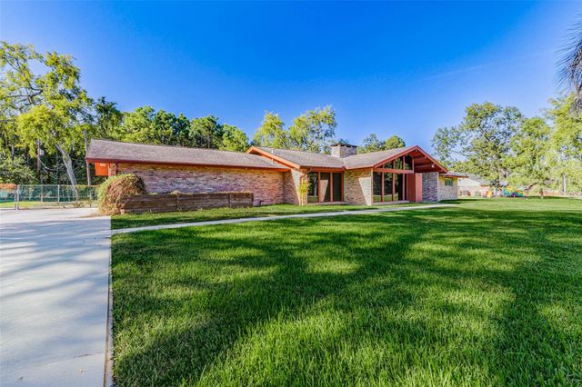 604 N Clear Creek Drive, Friendswood, TX 77546