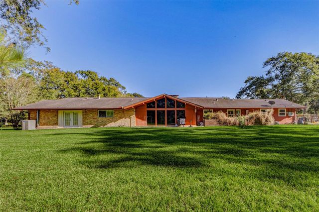 604 N Clear Creek Drive, Friendswood, TX 77546