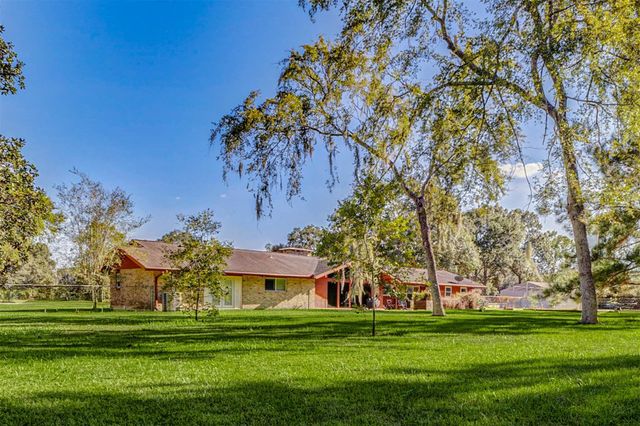 604 N Clear Creek Drive, Friendswood, TX 77546