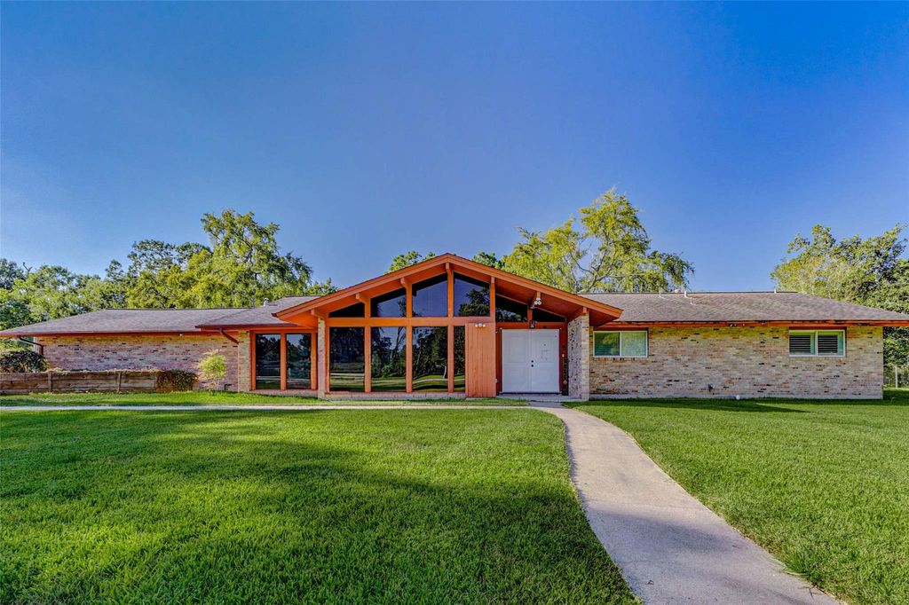 604 N Clear Creek Drive, Friendswood, TX 77546
