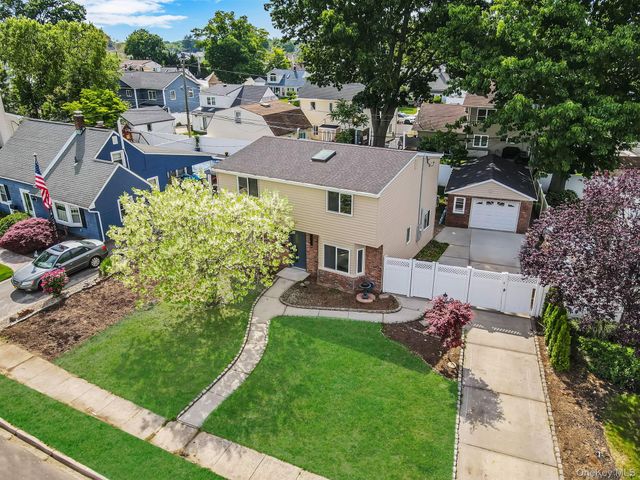 40 Buttercup Lane, Levittown, NY 11756