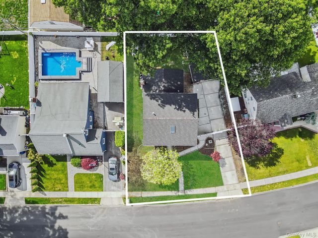 40 Buttercup Lane, Levittown, NY 11756