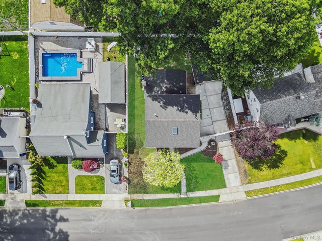 40 Buttercup Lane, Levittown, NY 11756