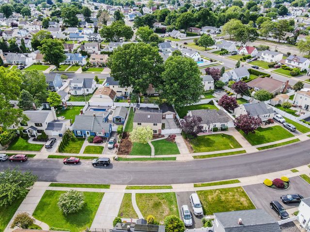 40 Buttercup Lane, Levittown, NY 11756