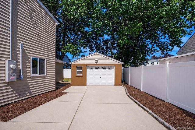 40 Buttercup Lane, Levittown, NY 11756