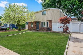40 Buttercup Lane, Levittown, NY 11756