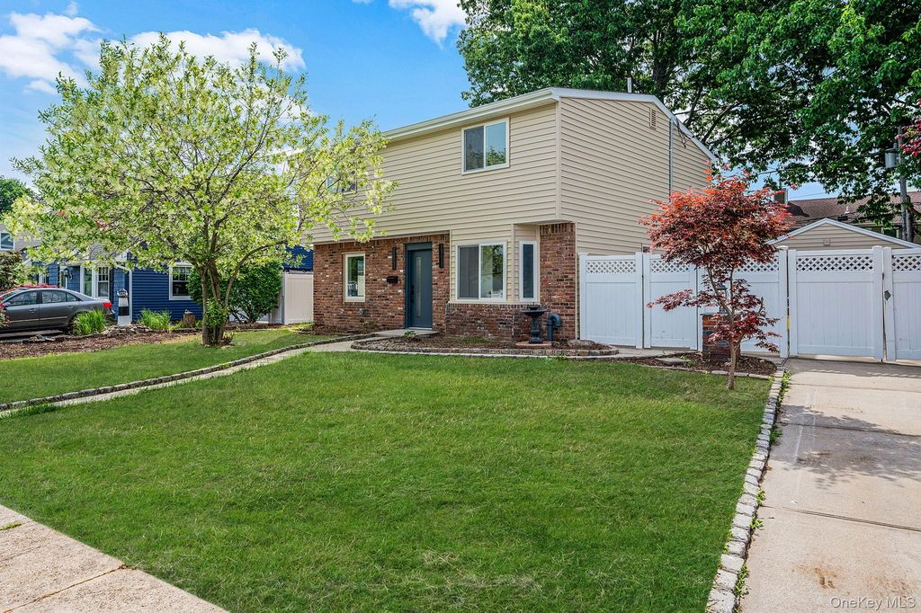 40 Buttercup Lane, Levittown, NY 11756