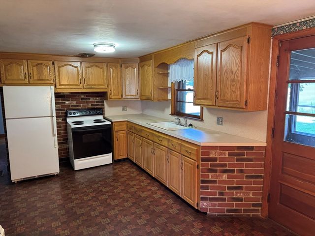 20 Pleasant St, Ludlow, MA 01056