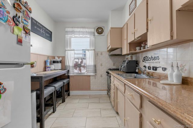 152 Pine Street, Brooklyn, NY 11208