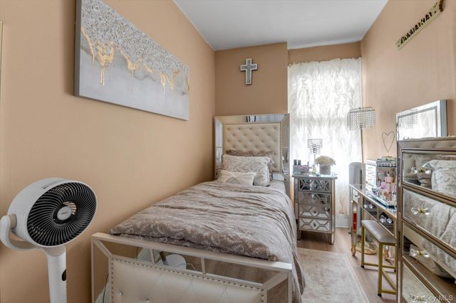 152 Pine Street, Brooklyn, NY 11208