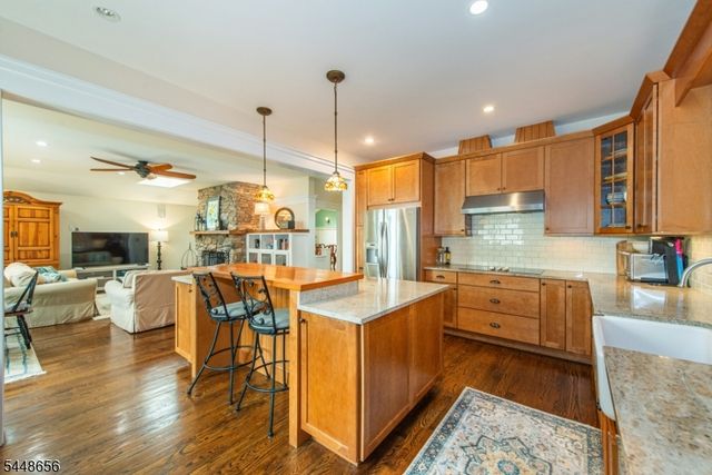 121 Maxim Dr, Hopatcong Boro, NJ 07843