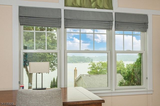 121 Maxim Dr, Hopatcong Boro, NJ 07843