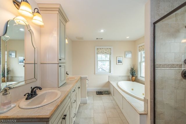 121 Maxim Dr, Hopatcong Boro, NJ 07843