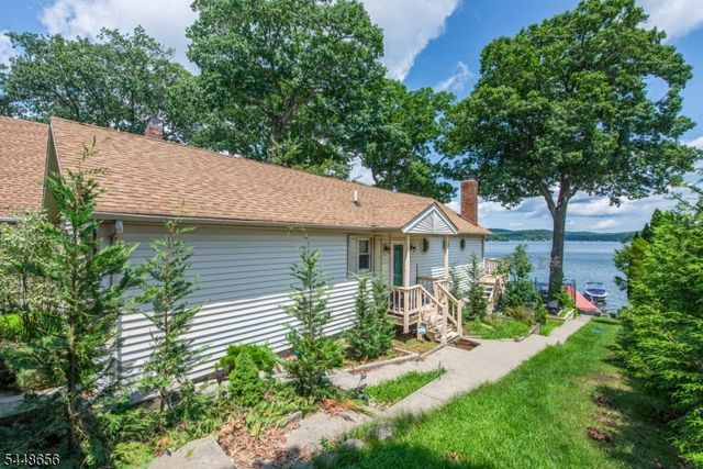 121 Maxim Dr, Hopatcong Boro, NJ 07843