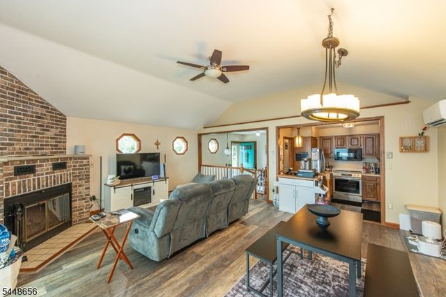 121 Maxim Dr, Hopatcong Boro, NJ 07843