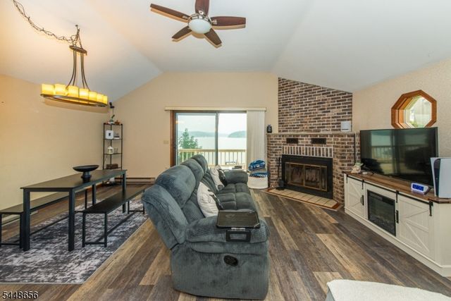 121 Maxim Dr, Hopatcong Boro, NJ 07843
