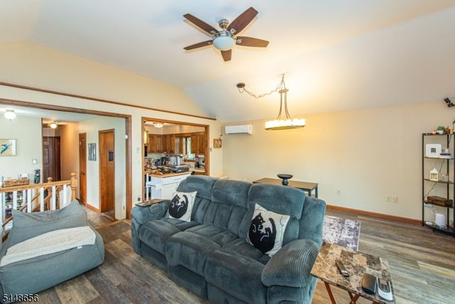 121 Maxim Dr, Hopatcong Boro, NJ 07843