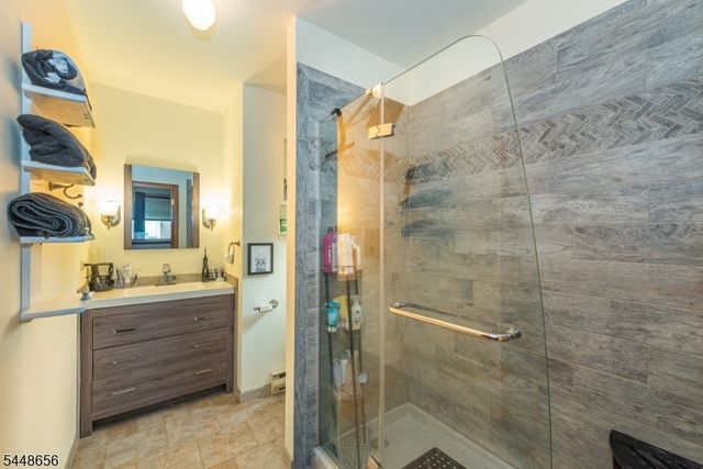 121 Maxim Dr, Hopatcong Boro, NJ 07843