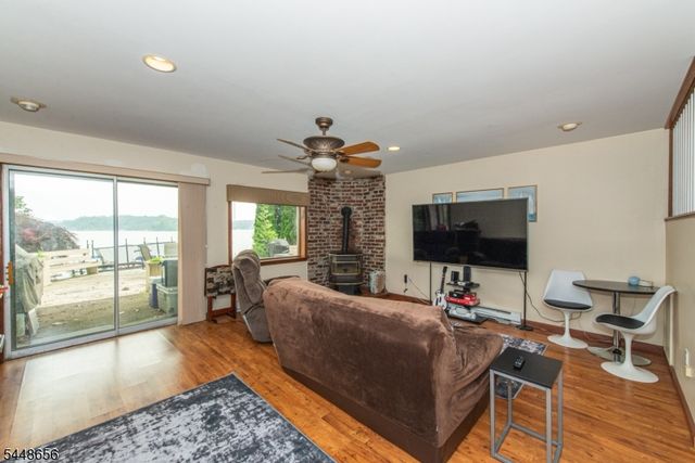 121 Maxim Dr, Hopatcong Boro, NJ 07843