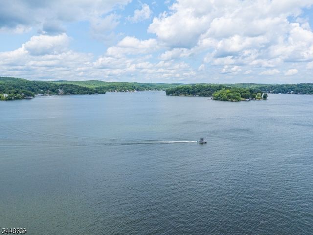 121 Maxim Dr, Hopatcong Boro, NJ 07843