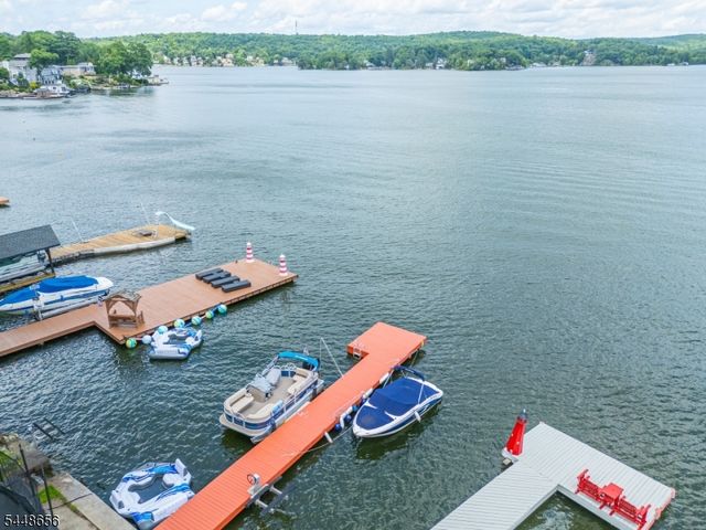 121 Maxim Dr, Hopatcong Boro, NJ 07843