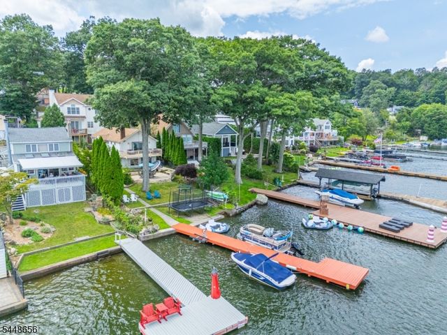 121 Maxim Dr, Hopatcong Boro, NJ 07843