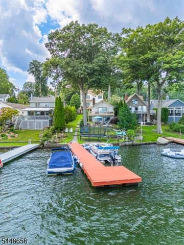 121 Maxim Dr, Hopatcong Boro, NJ 07843
