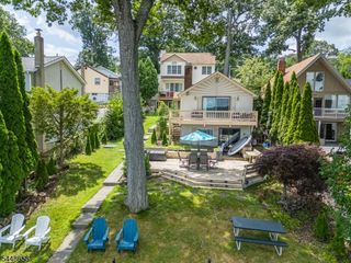 121 Maxim Dr, Hopatcong Boro, NJ 07843