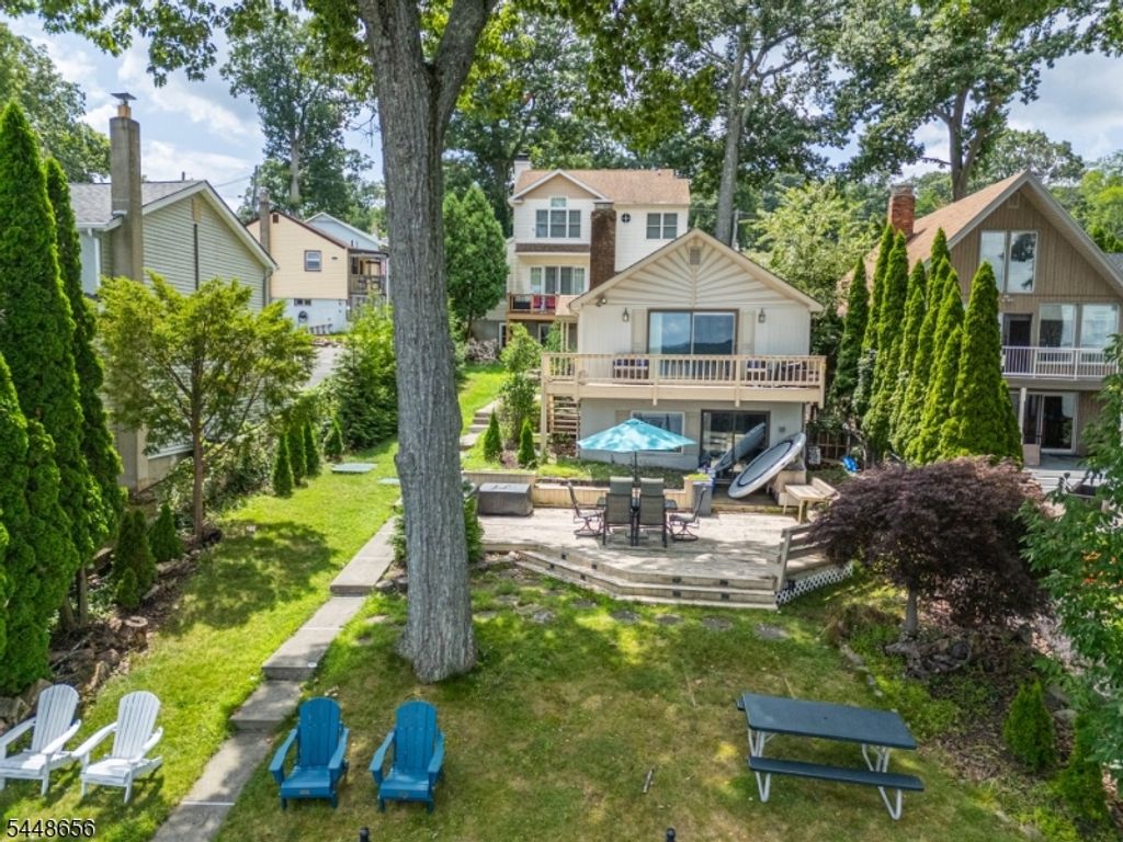 121 Maxim Dr, Hopatcong Boro, NJ 07843