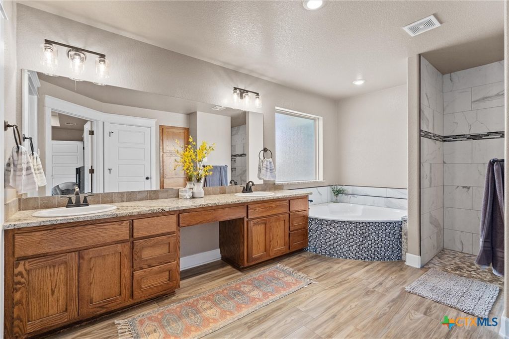 Image 21 of property listing at 3533 Hooten Bend Road, Kempner, TX 76539