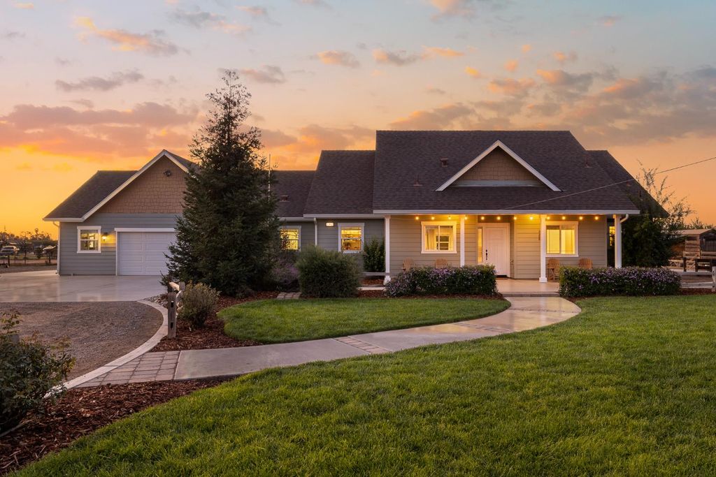 12462 E Clinton Avenue, Sanger, CA 93657