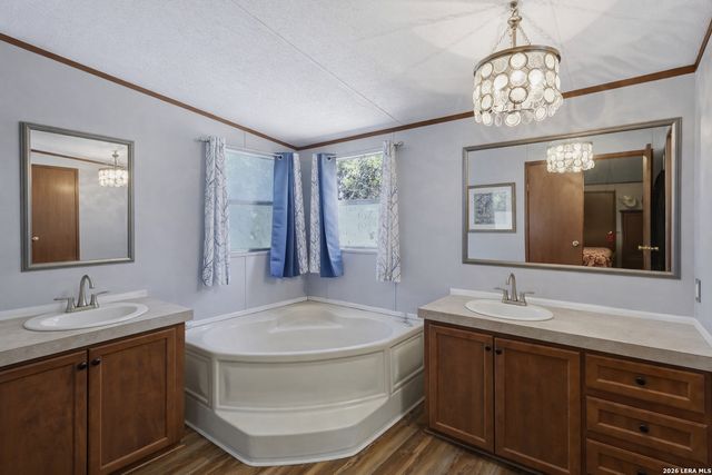 197 Lake View Dr, Lakehills, TX 78063