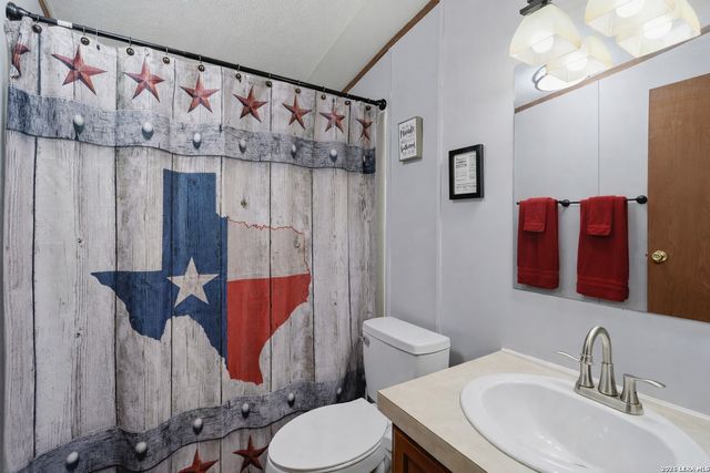 197 Lake View Dr, Lakehills, TX 78063