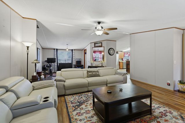 197 Lake View Dr, Lakehills, TX 78063