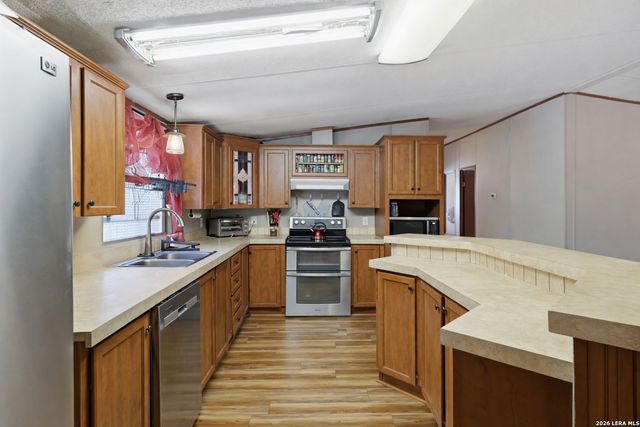 197 Lake View Dr, Lakehills, TX 78063