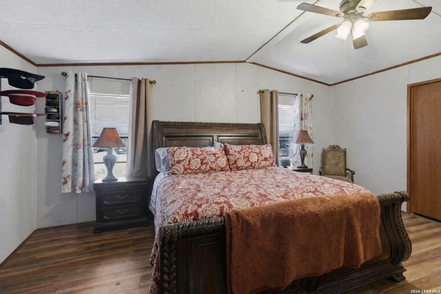 197 Lake View Dr, Lakehills, TX 78063