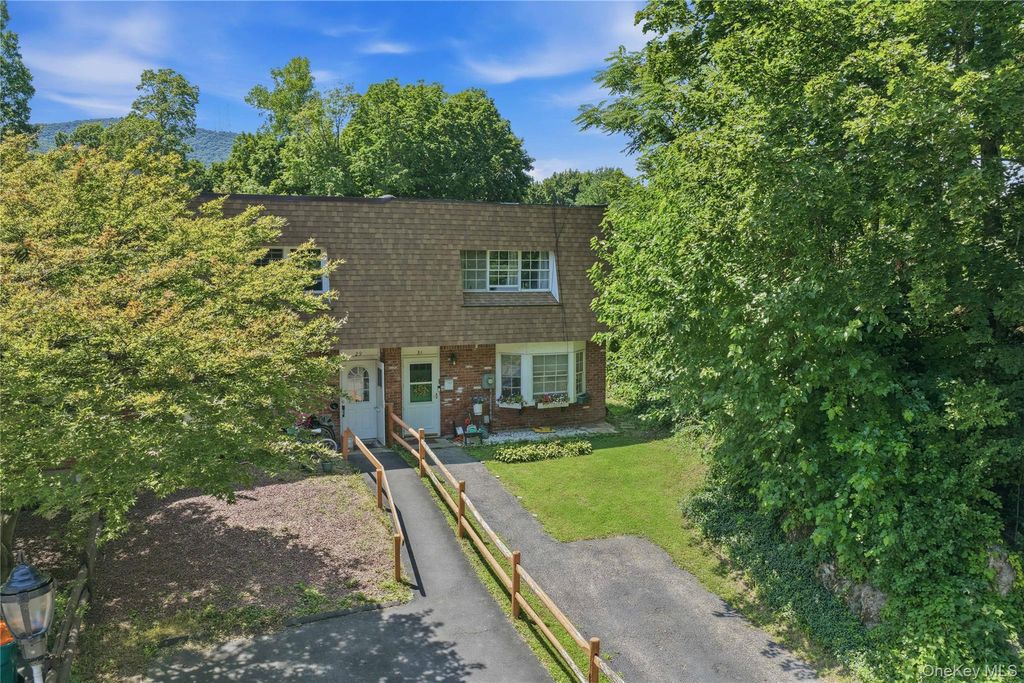 31 Roundtree Court, Beacon, NY 12508 — exterior