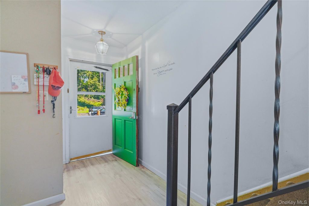 31 Roundtree Court, Beacon, NY 12508 — photo 2