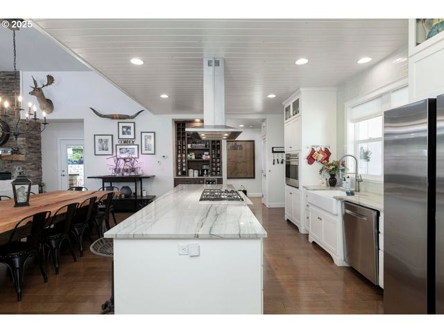 565 WHITNEY Ter, Medford, OR 97504