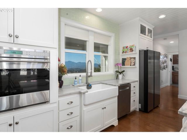 565 WHITNEY Ter, Medford, OR 97504