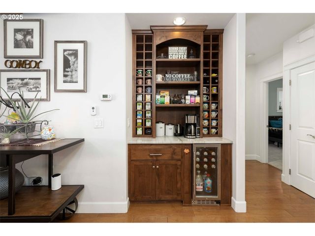 565 WHITNEY Ter, Medford, OR 97504