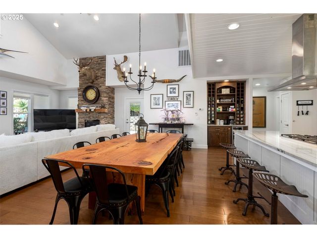 565 WHITNEY Ter, Medford, OR 97504