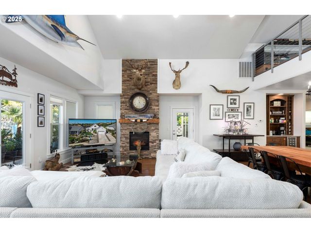 565 WHITNEY Ter, Medford, OR 97504