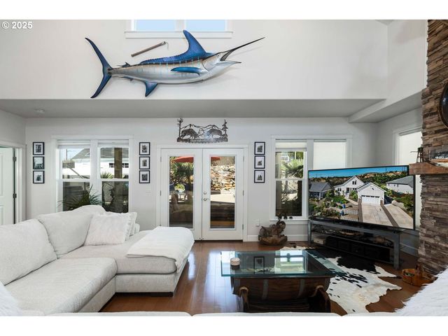 565 WHITNEY Ter, Medford, OR 97504