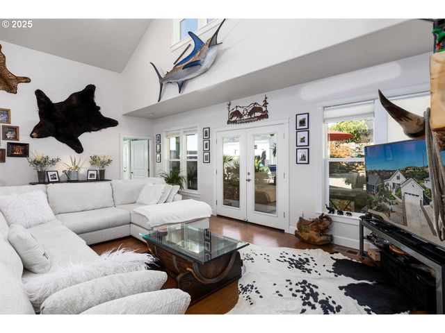 565 WHITNEY Ter, Medford, OR 97504