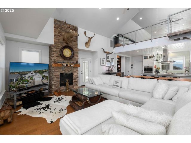 565 WHITNEY Ter, Medford, OR 97504